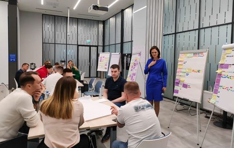 Марина Карадаг проводит тренинг для команды